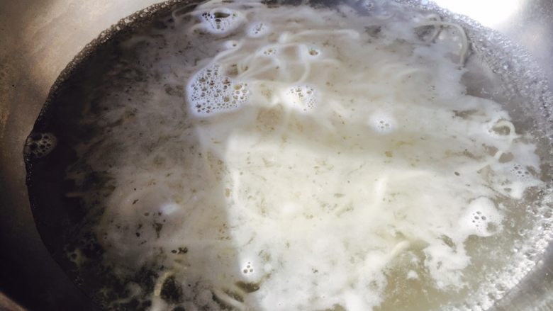 #一碗面条# 肉末香菇酱拌面,锅里放大量的水，水开了厚放入面条，水再开，关火，盖上锅盖焖4～5分钟。