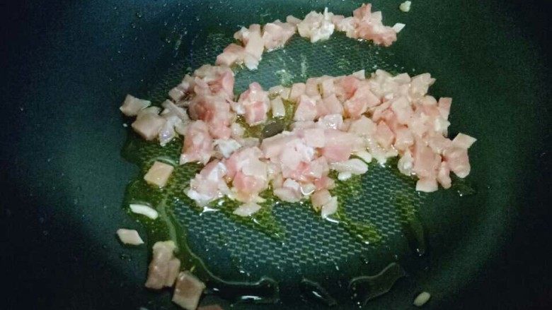 一碗面条＋花生酱蟹味菇肉丁面,热锅冷油，加入切好的肉丁煸炒。