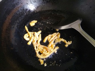 一碗面条+荷包蛋鸡丝酸辣面,烧水煮面条的时候，炒锅放入适量植物油，放入鸡丝炒至变色