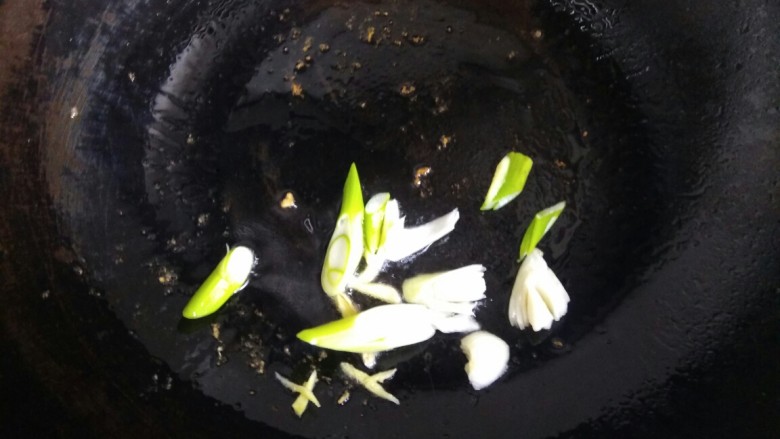 一碗面条+荷包蛋鸡丝酸辣面,锅中放入适量植物油爆香葱姜