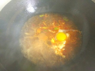 一碗面条+荷包蛋鸡丝酸辣面,水刚刚要烧开时，打入一个鸡蛋
