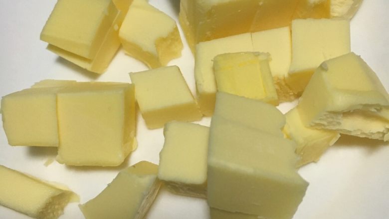 #最爱面包#奶酪夹馅排包,揉成光滑的面团后加入软化的黄油继续揉面