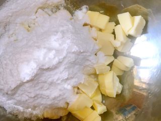 奥利奥磅蛋糕,软化后的黄油加入糖粉