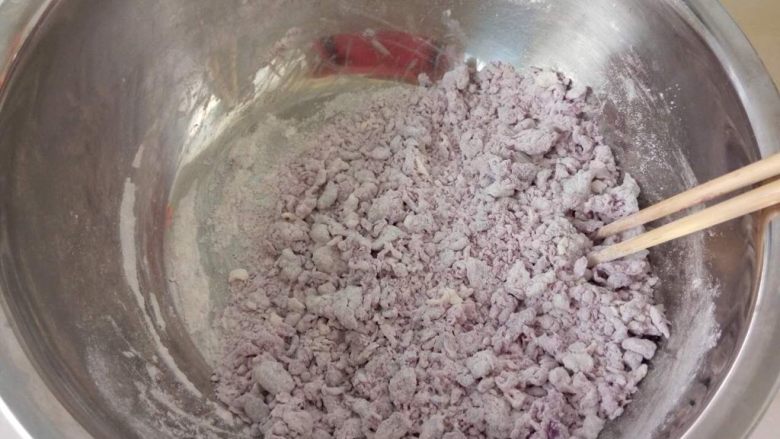 宝宝辅食—紫薯奶香包
10M以上,搅拌均匀，理想状态絮状。先用手揉几分钟，千万别着急加水和加面。