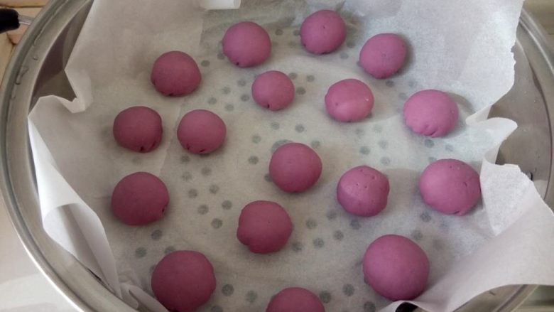 宝宝辅食—紫薯奶香包
10M以上,冷水上锅，蒸屉里放一张硅油纸，二次发酵30-40分钟。