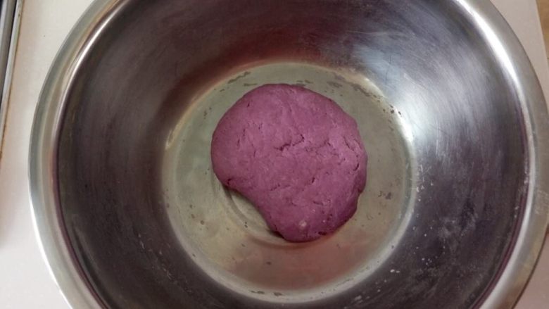 宝宝辅食—紫薯奶香包
10M以上,然后将面团揉光，同时手光，盆光。放在温暖的地方发酵（大约40-60分钟，发酵至2倍大。）