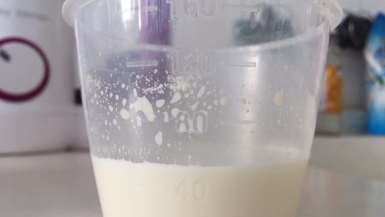宝宝辅食—紫薯奶香包
10M以上,准备配方奶60毫升，将一半红薯放入辅食机中，加入配方奶50毫升，打成紫薯泥备用。