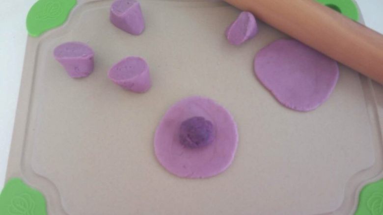 宝宝辅食—紫薯奶香包
10M以上,将面团揉成长条切成小积子，擀成小圆饼。将馅料包进去，做成圆包子。（我做的时候宝宝醒了，有点着急。看到大的大，小的小😓）
