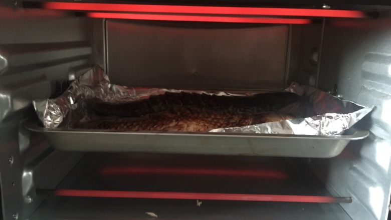 香辣烤鱼（烤箱版）,烤箱200度，将烤盘放入中层烘烤20分钟，无需预热