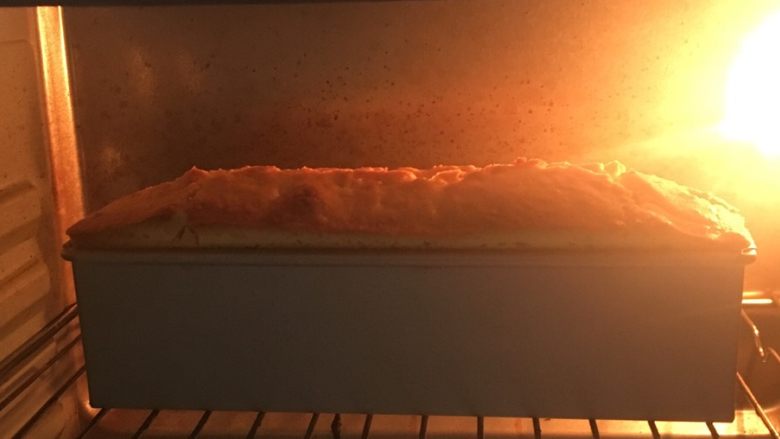 奥利奥磅蛋糕,烤箱预热，上下火中层180度烤45分钟，上色后记得盖锡纸，判断蛋糕是否熟了，用牙签扎一下，如果牙签上很干净，就是熟了。烤到25分钟的时候，如果没有自然开裂，可以拿出来用刀在中间划一刀。