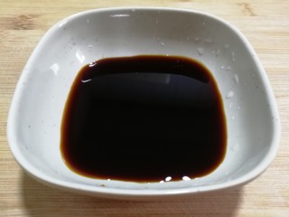 红肠油麦下饭菜,一勺酱油，用来炒油麦菜。