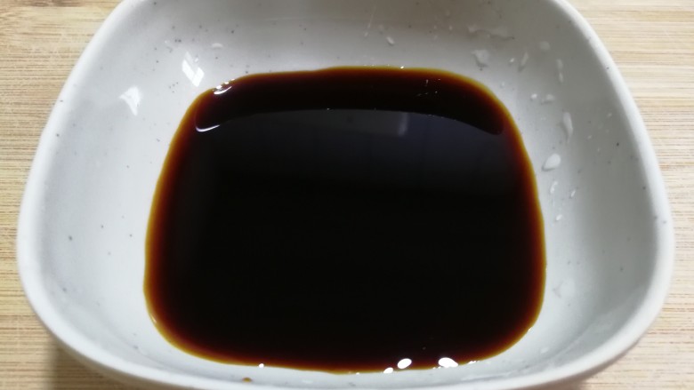 红肠油麦下饭菜,一勺<a style='color:red;display:inline-block;' href='/shicai/ 692'>酱油</a>，用来炒油麦菜。