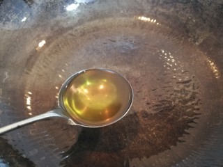 红肠油麦下饭菜,以上材料准备好后，锅烧热，加入一勺豆油。