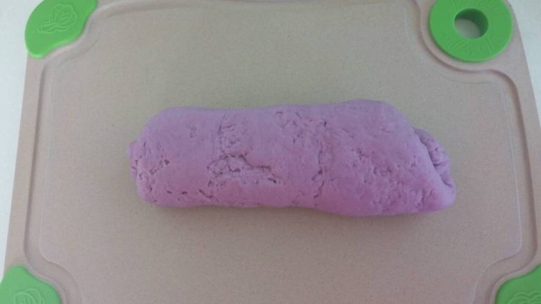 宝宝辅食—紫薯奶香包
10M以上,将发酵至2倍大的面团放在案板上反复揉几次排除空气备用。