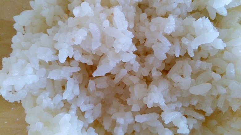 香脆孜然锅巴,趁热将米饭一边压一边搅拌，使米饭变得更加有粘性