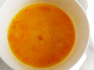 芒果果酱饼干,用温水泡过的鸡蛋打在碗里，用手动打蛋器搅拌均匀