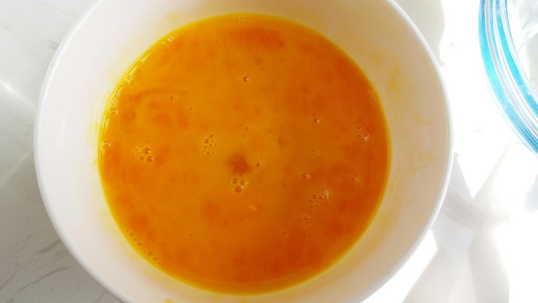 芒果果酱饼干,用温水泡过的鸡蛋打在碗里，用手动打蛋器搅拌均匀
