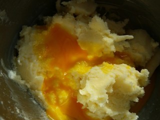 芒果果酱饼干,第一次加入三分之一的蛋液到黄油内进行打发，低速打发，直到蛋液和黄油完全融合