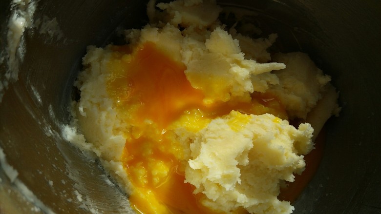 芒果果酱饼干,第一次加入三分之一的蛋液到黄油内进行打发，低速打发，直到蛋液和黄油完全融合