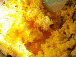 芒果果酱饼干,把盆边的黄油都刮到中间，加入余下的蛋液，进行最后的打发