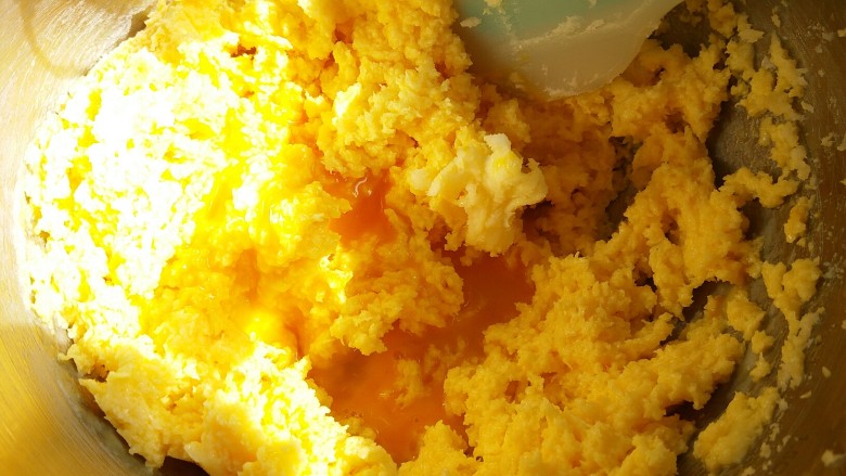 芒果果酱饼干,把盆边的黄油都刮到中间，加入余下的蛋液，进行最后的打发