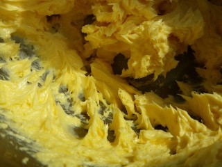 芒果果酱饼干,打至黄油体积膨大, 看盆边的黄油呈羽毛状