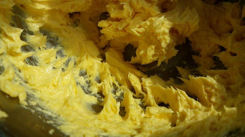 芒果果酱饼干,打至黄油体积膨大, 看盆边的黄油呈羽毛状