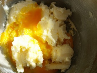 芒果果酱饼干,再加入余下的蛋液的二分之一，进行打发