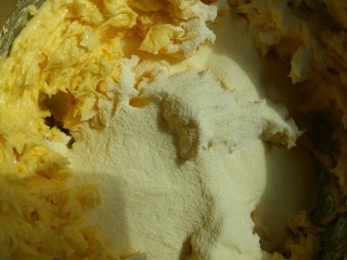 芒果果酱饼干,加入过筛的奶粉