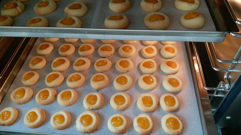 芒果果酱饼干,虽然同时烤两盘，但每一块儿小饼干上色都很均匀