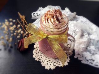巧克力红丝绒热饮,在饮料表面挤上花纹，筛些可可粉装饰，即可就美腻了