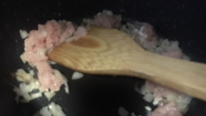 蘑菇肉末千层意面,倒入肉末翻炒