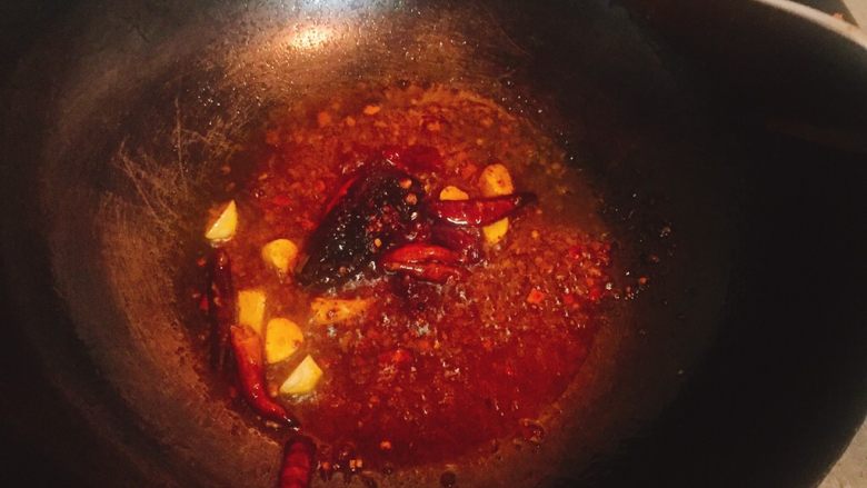 冒菜,炒出香味后，转小火（防止糊锅）放入豆瓣酱大半勺，底料适量（根据自己能吃辣的程度）进行翻炒直到底料融化