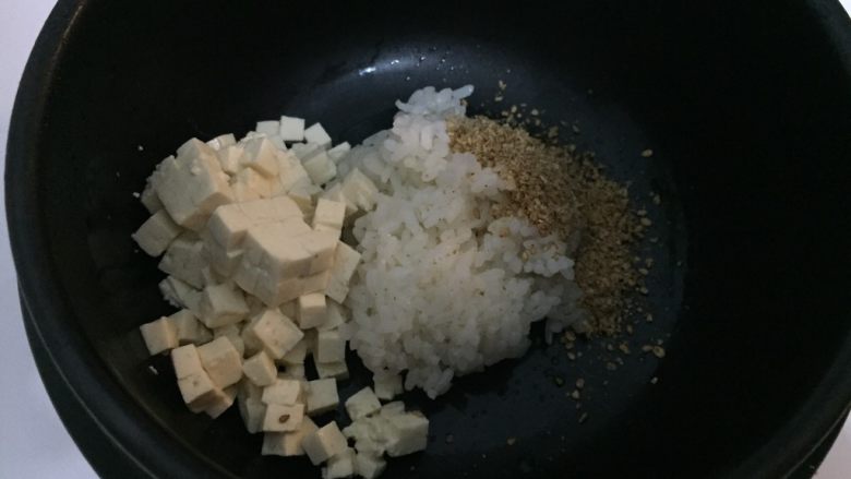 辅食：芝麻豆腐粥,把<a style='color:red;display:inline-block;' href='/shicai/ 507'>米饭</a>和芝麻，豆腐一起放在石锅中，加水上火加热。