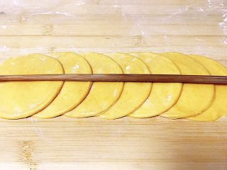 南瓜玫瑰馒头➕卡通小馒头,分别排列在一条线上，刷油、用筷子在中间按下