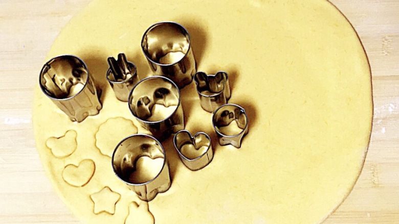 南瓜玫瑰馒头➕卡通小馒头,剩下的面团擀成大圆饼，用制作甜点的模子压成各种形状的卡通小面胚。