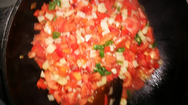 鲜贝烩麻食,加入切好的西红柿，加盐，少许生抽！