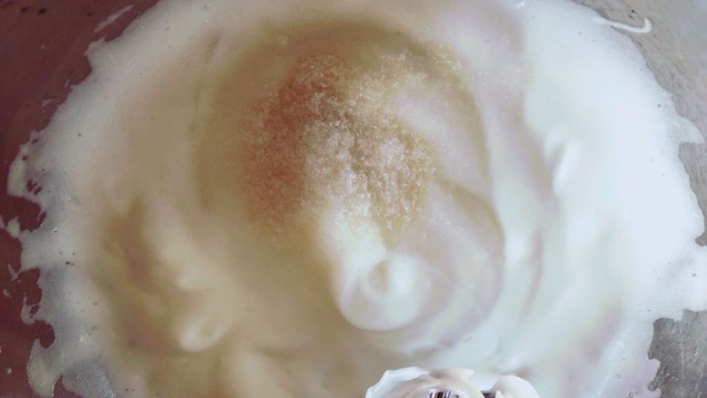 奥利奥奶油奶酪霜可可蛋糕,打到泡沫绵密，再加一半的糖。