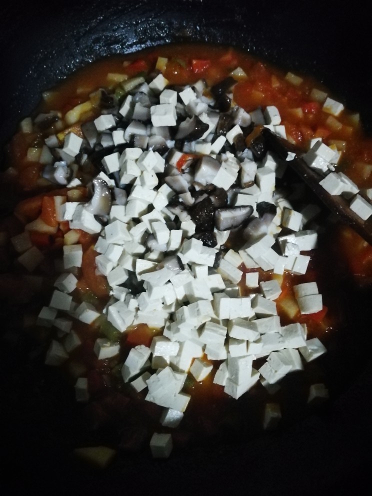 鲜贝烩麻食,加入豆腐，香菇和腌制好的仙贝肉。