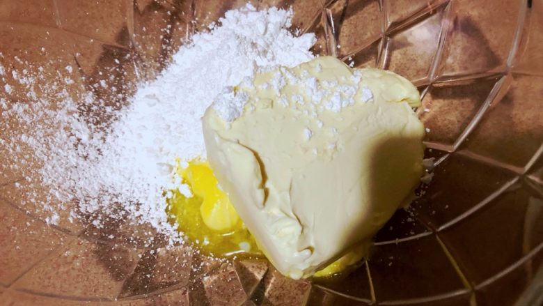奥利奥奶油奶酪霜可可蛋糕,软化到手指戳下去软软的时候，将黄油，奶油奶酪，糖粉一起放入盆中。
