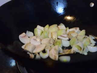 鹌鹑蛋宝宝和它的蔬菜朋友们,下入蘑菇与大葱煸炒至略有焦纹。