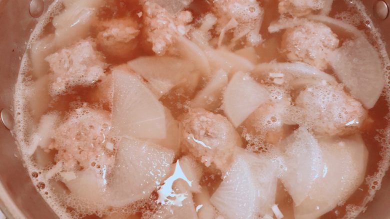 冬日暖胃菜之萝卜丸子汤,待全部丸子入锅后，加入少量盐调味，继续小火煮3分钟至丸子飘起后即可。