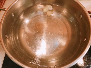 冬日暖胃菜之萝卜丸子汤,清水入锅，放入葱段，姜片大火烧开后将萝卜片下入锅中。