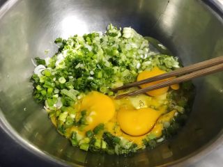 香葱黑胡椒鸡蛋饼,磕入4粒鸡蛋，打散。