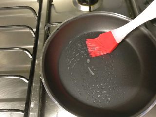 香葱黑胡椒鸡蛋饼,热锅，图薄薄的一层的油。