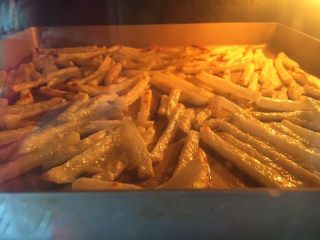 海盐椰子油烤薯条,再转230度烤5分钟