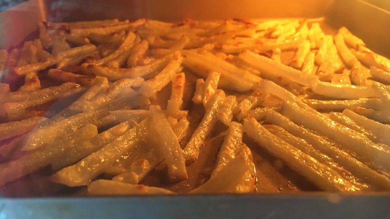 海盐椰子油烤薯条,再转230度烤5分钟