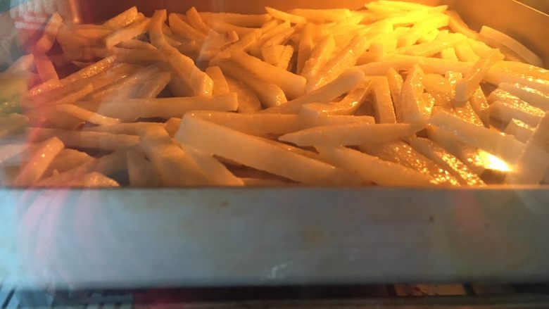 海盐椰子油烤薯条,烤箱预热200度，先烤15分钟左右