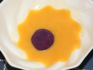紫薯椰丝球,先快速滚一下蛋液