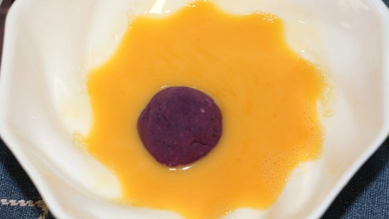 紫薯椰丝球,先快速滚一下蛋液